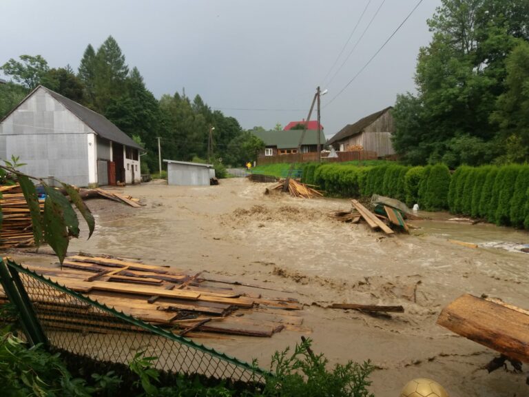 W gminie Muszyna milionowe straty po niedzielnej nawałnicy. Woda niszczyła wszystko, co napotkała na swojej drodze