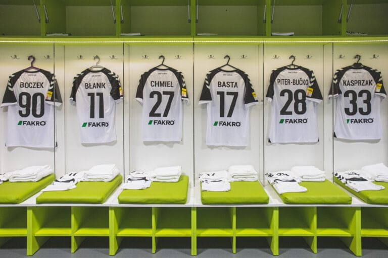 FAKRO na koszulkach Sandecji. „Kontynuujemy to, co dobre”