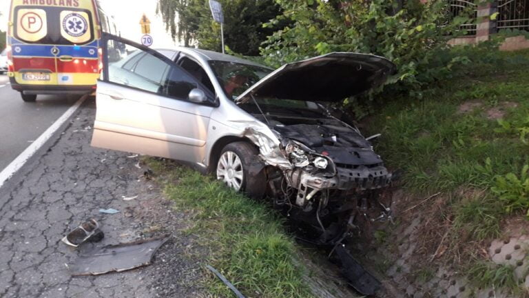 Zderzenie dwóch osobówek na DK28. Jeden z kierowców odjechał
