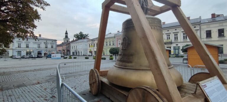 Nowy Sącz. Wyjątkowy dzwon stanął przed ratuszem
