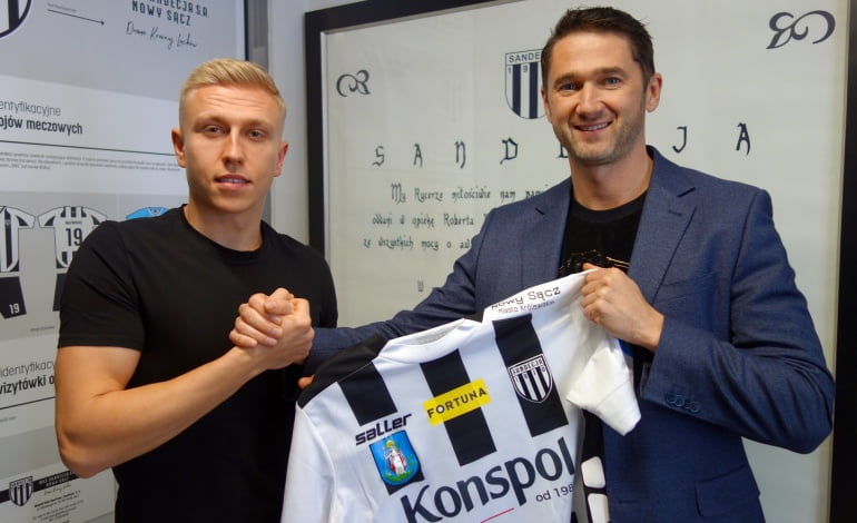 Na zdjęciu Dawid Błanik z byłym prezesem Sandecji Arkadiuszem Aleksandrem. Fot. Sandecja.pl