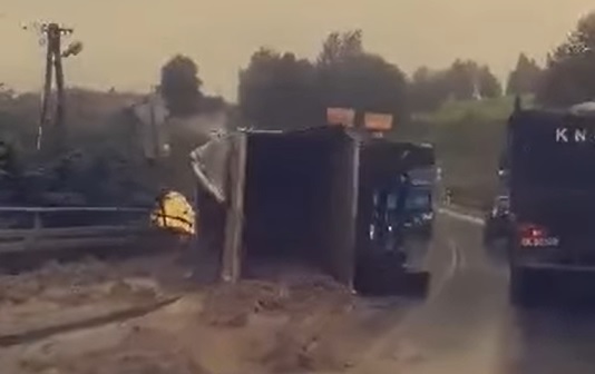 Łużna. Samochód ciężarowy w rowie, naczepa na jezdni