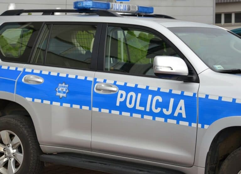 Nowy Sącz: 43-latek wpadł do Naściszówki. O jego życie walczył mieszkaniec Łęki i policjanci
