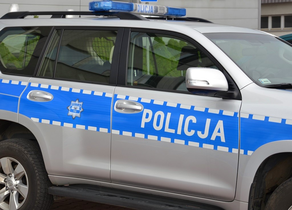 Nowy Sącz: 43-latek wpadł do Naściszówki. Życie uratował mu mieszkaniec Łęki i policjanci