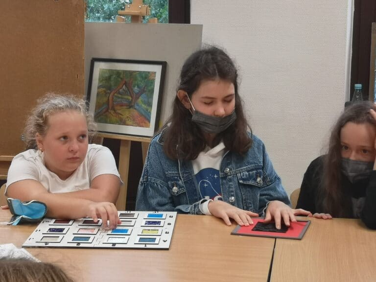 Młodzi sądeczanie uczyli się tworzyć ilustracje, na które nie trzeba patrzeć, aby je „zobaczyć”