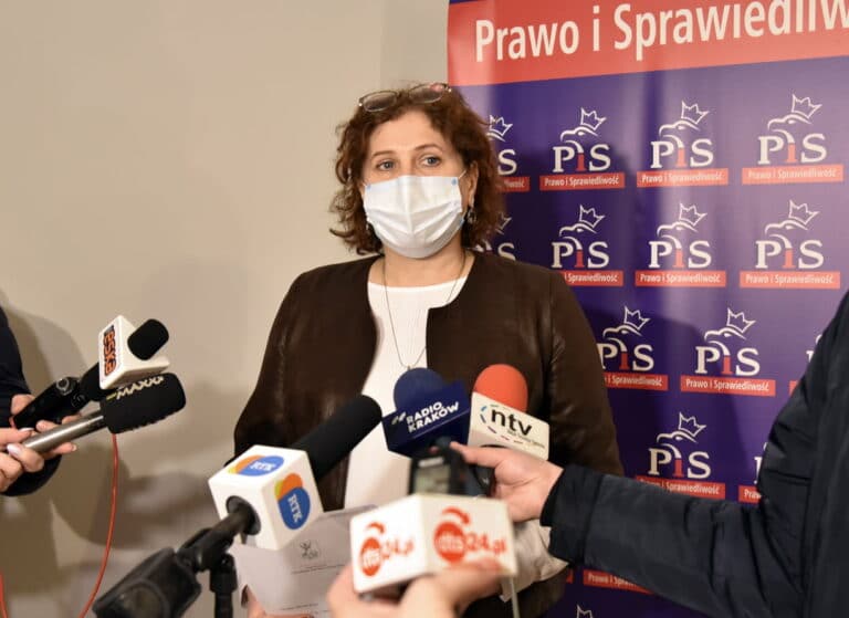 Iwona Mularczyk jest nieodwoływalna. Zapewnia jej to epidemia