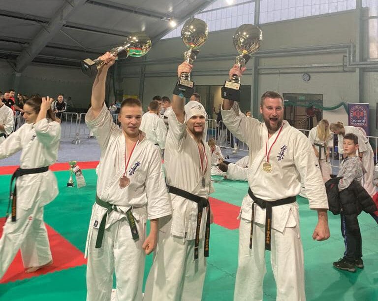 Chłopak z Nowego Sącza wywalczył srebro na Mistrzostwach Polski Open Karate Kyokushin. Brawo Grzegorz!