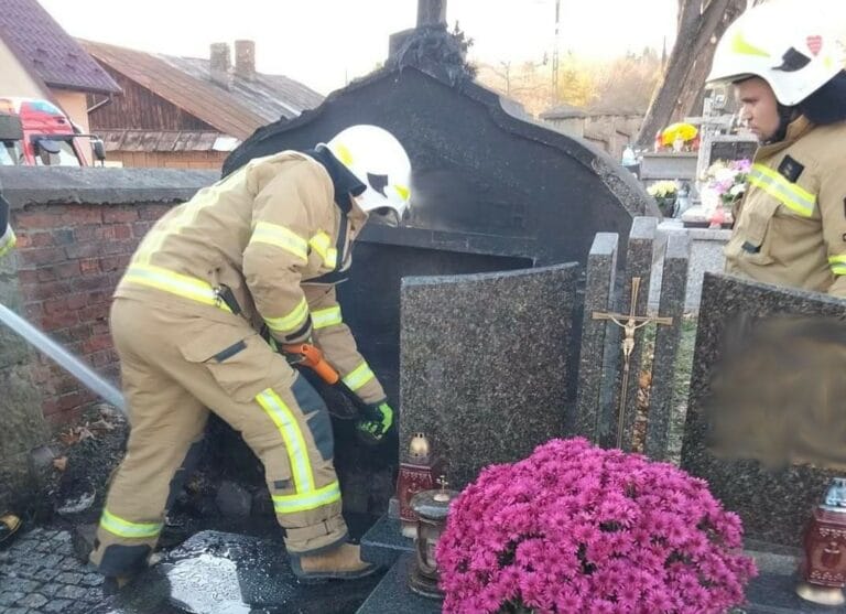 Grybów. Na cmentarzu pojawił się ogień. Interweniowali strażacy