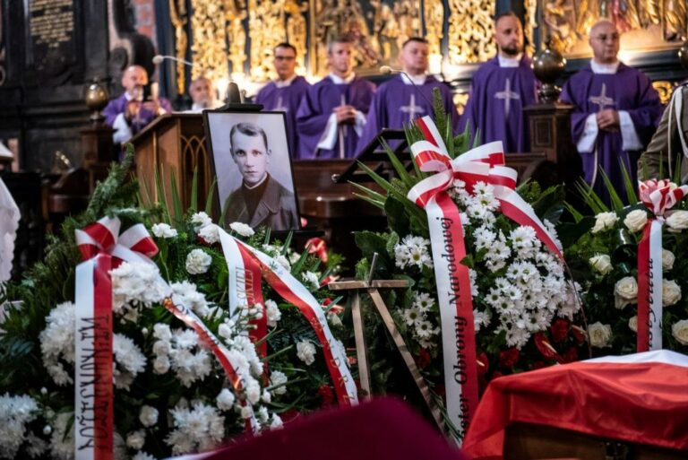 Gurgi pomóż, proszę. Emocjonalna opowieść o ks. W. Gurgaczu