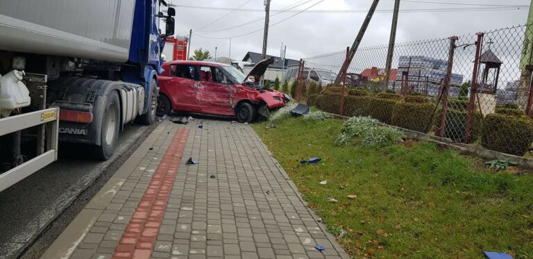 Siołkowa. Kobieta ranna w wypadku z udziałem ciągnika siodłowego Scania