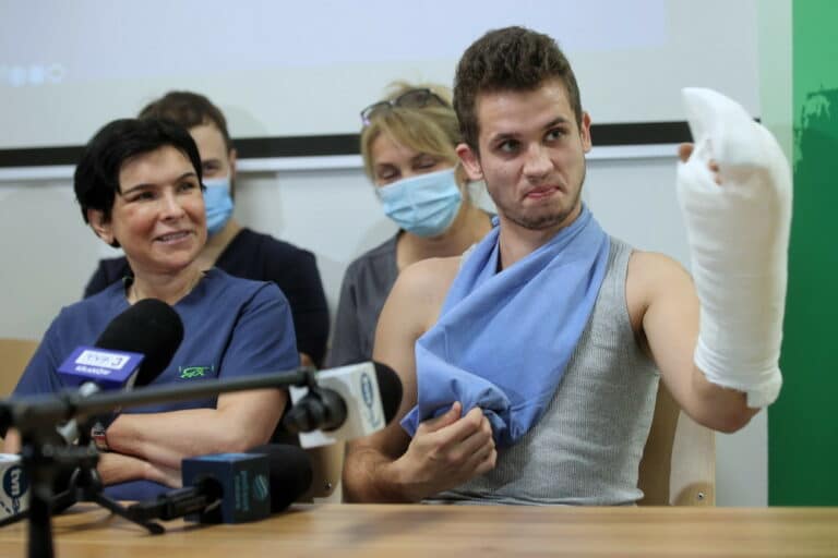 Pacjent, któremu lekarze przyszyli rękę, wychodzi ze szpitala. Zespołem chirurgów kierowała pochodząca z Limanowej dr Anna Chrapusta