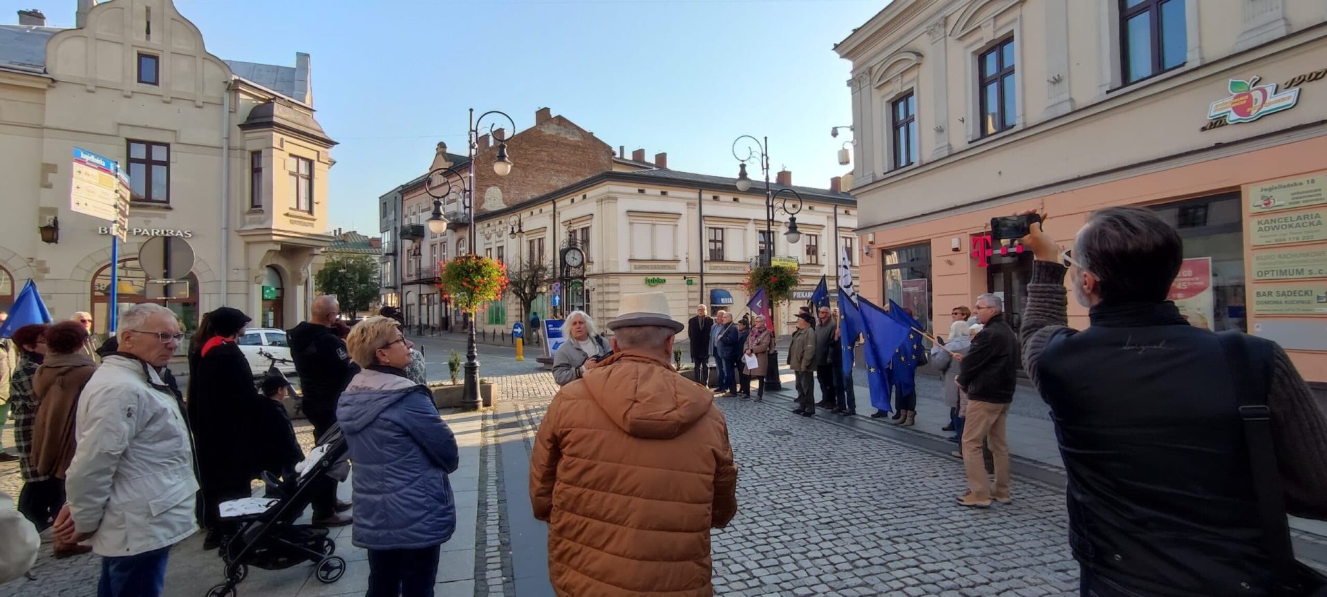 Antyrządowa demonstracja w Nowym Sączu, protest w obronie obecności Polski w UE
