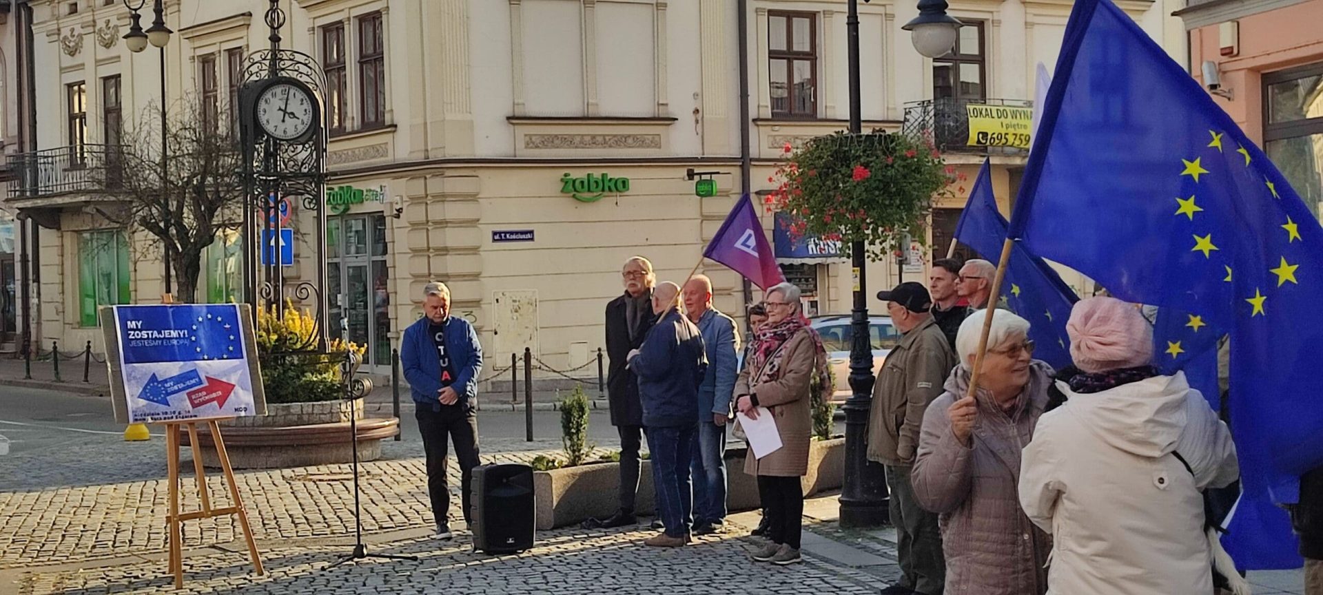 Antyrządowa demonstracja w Nowym Sączu, protest w obronie obecności Polski w UE