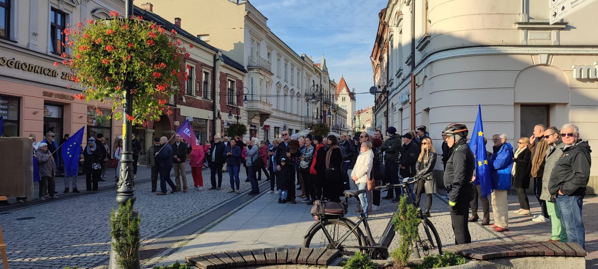 Antyrządowa demonstracja w Nowym Sączu, protest w obronie obecności Polski w UE