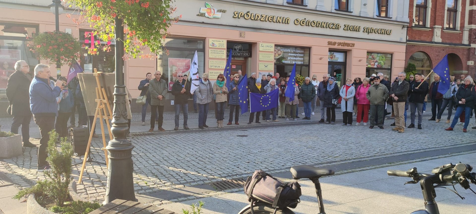 Antyrządowa demonstracja w Nowym Sączu, protest w obronie obecności Polski w UE