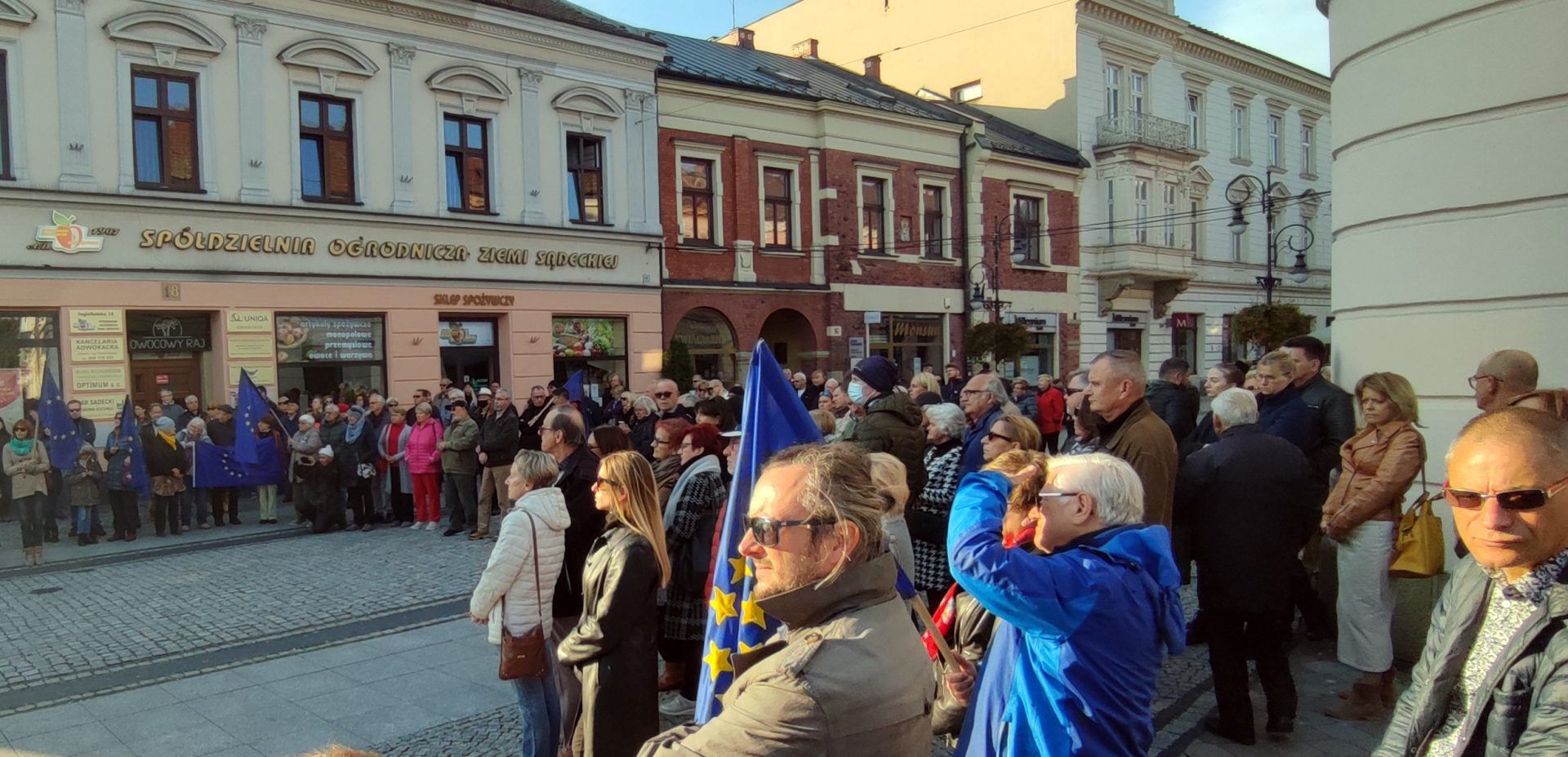 Antyrządowa demonstracja w Nowym Sączu, protest w obronie obecności Polski w UE