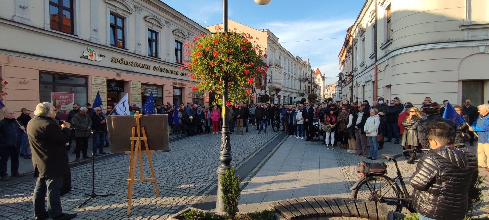 Antyrządowa demonstracja w Nowym Sączu, protest w obronie obecności Polski w UE