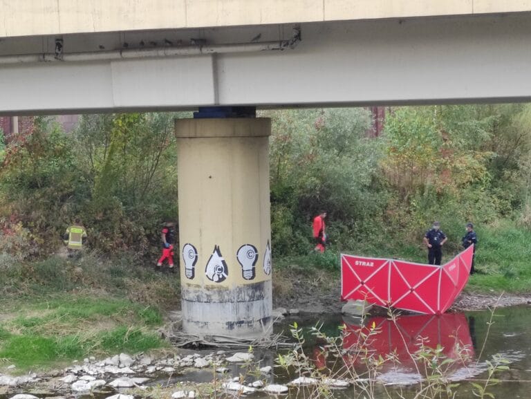 Tajemnicza śmierć w Nowym Sączu. Ciało znaleziono w płytkiej wodzie pod mostem