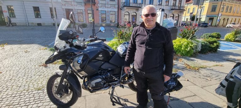 Sądeccy strażnicy miejscy pomogli motocykliście w tarapatach. Pan Marek dziękuje…