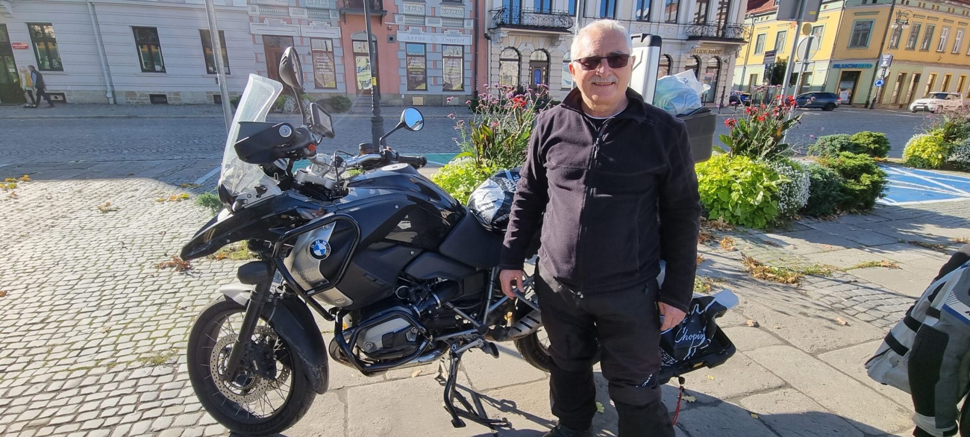Motocyklista dziękuje strażnikom miejskim za pomoc