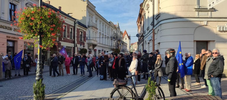 Antyrządowa demonstracja w Nowym Sączu. „My zostajemy. Rząd wychodzi!”