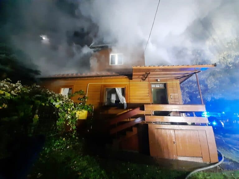 Barcice. Strażacy walczyli z pożarem domu