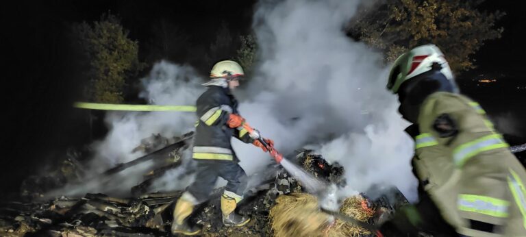 Barcice. W środku nocy strażacy walczyli z pożarem