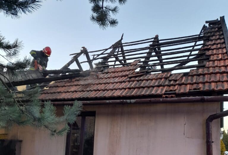 Barcice. Pożar drewnianego domu. Dach trzeba było rozebrać