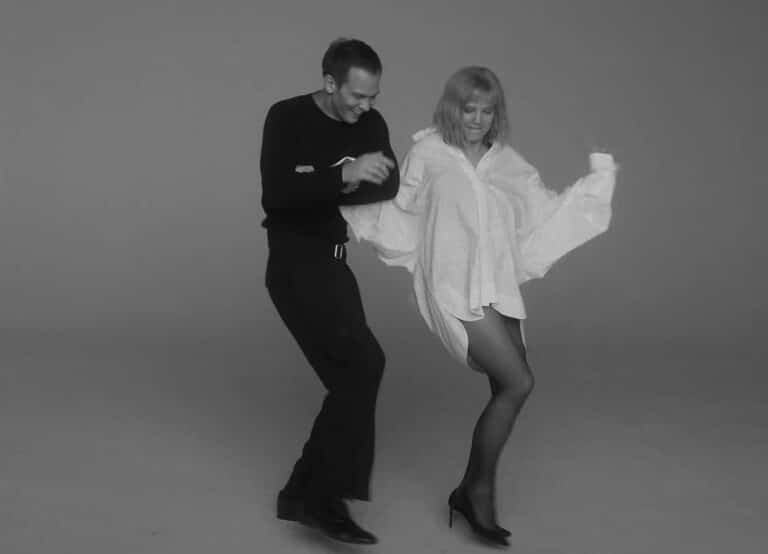 Joanna Kulig w duecie z Szymonem Komasą. To piosenka na brzydki bliźniego uczynek i na stopę za niską… [FILM]