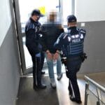 policjanci aresztują sprawcę rozboju