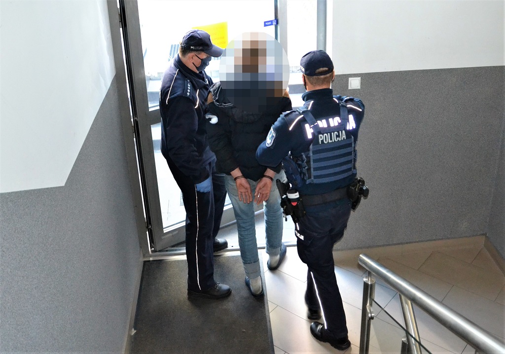 policjanci aresztują sprawcę rozboju