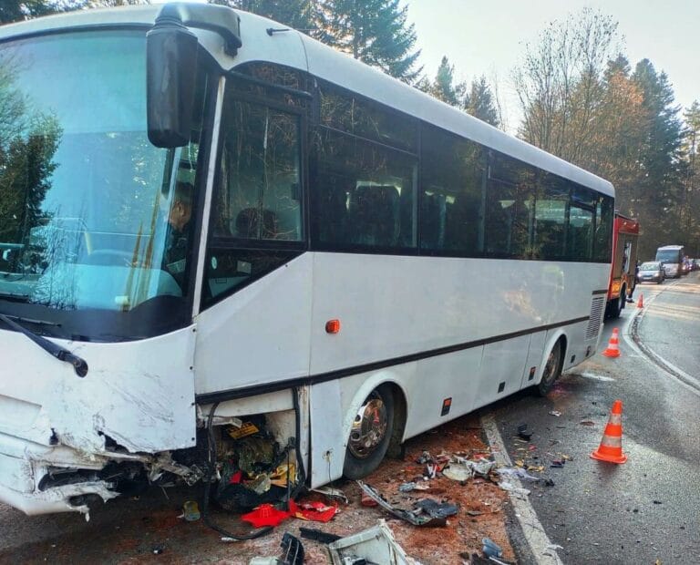 Jak doszło do kolizji autobusu i osobówek? Policja apeluje do kierowców