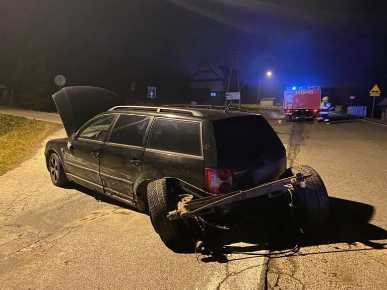 DK75. Wyrwana tylna oś i rozerwany zbiornik z paliwem