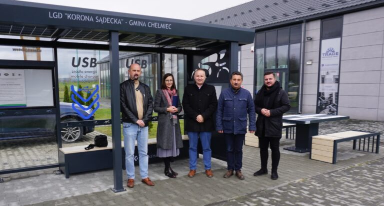 W czterech miejscowościach Sądecczyzny stanęły nowoczesne wiaty dla rowerzystów