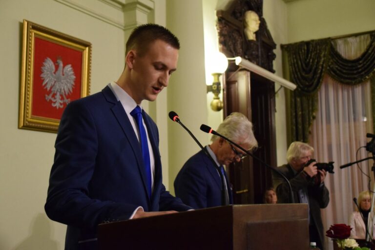 Maciej Rogóż. Wykluczony SMS-em z klubu PiS