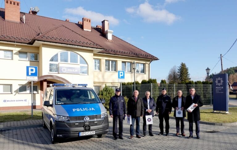 Policjanci ze Starego Sącza otrzymali nowy radiowóz