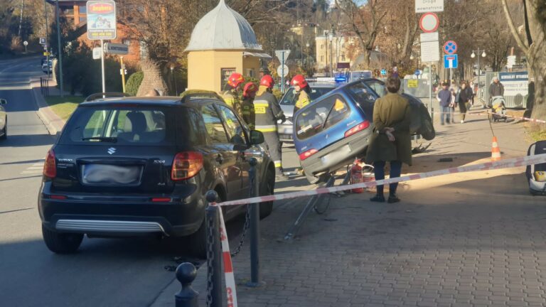 Krynica-Zdrój. Zderzenie dwóch osobówek. Fiat zatrzymał się na słupkach