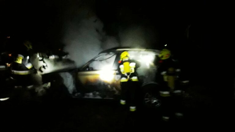 Łyczana. BMW zapaliło się na drodze dojazdowej do domu