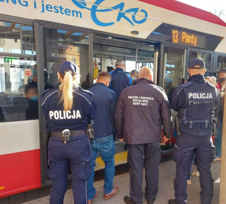 Policja w sądeckich autobusach. Pasażerowie bez maseczek są karani mandatami
