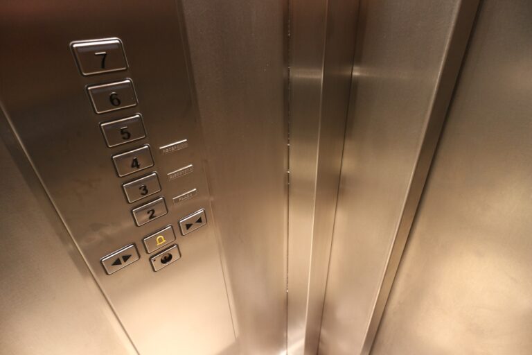 Nowy Sącz. Starsza kobieta utknęła w windzie