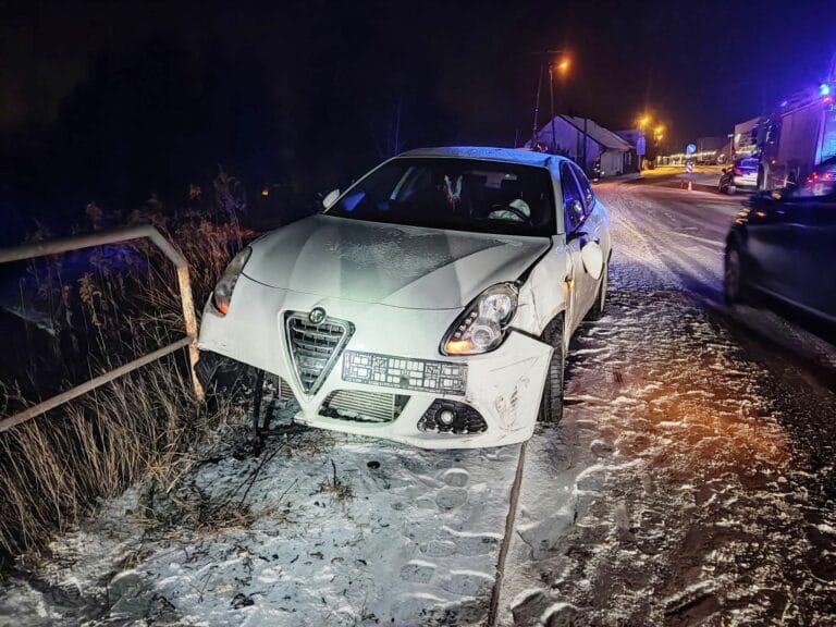 Chełmiec. Policja ustala, czy kobieta, która zostawiła rozbite auto przy drodze, była trzeźwa