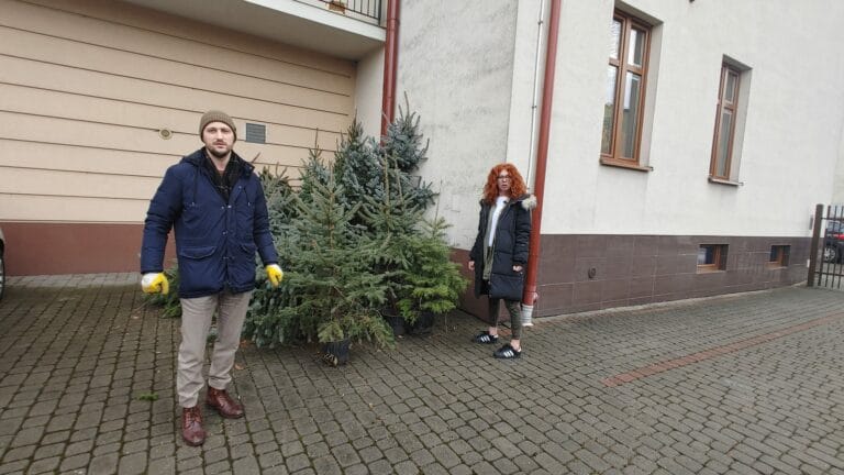 ,,Ma Pan siekierę, bo nie uciągniemy jej?” Takiej akcji seniorek Nowy Sącz jeszcze nie widział