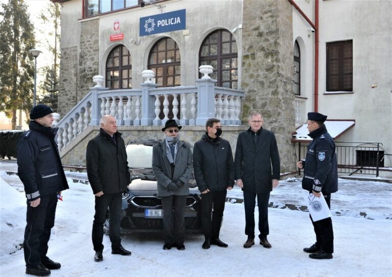 Nieoznakowany radiowóz trafił do policjantów z Piwnicznej