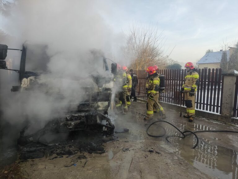 Nowy Sącz. Na ul. Nawojowskiej płonął samochód ciężarowy