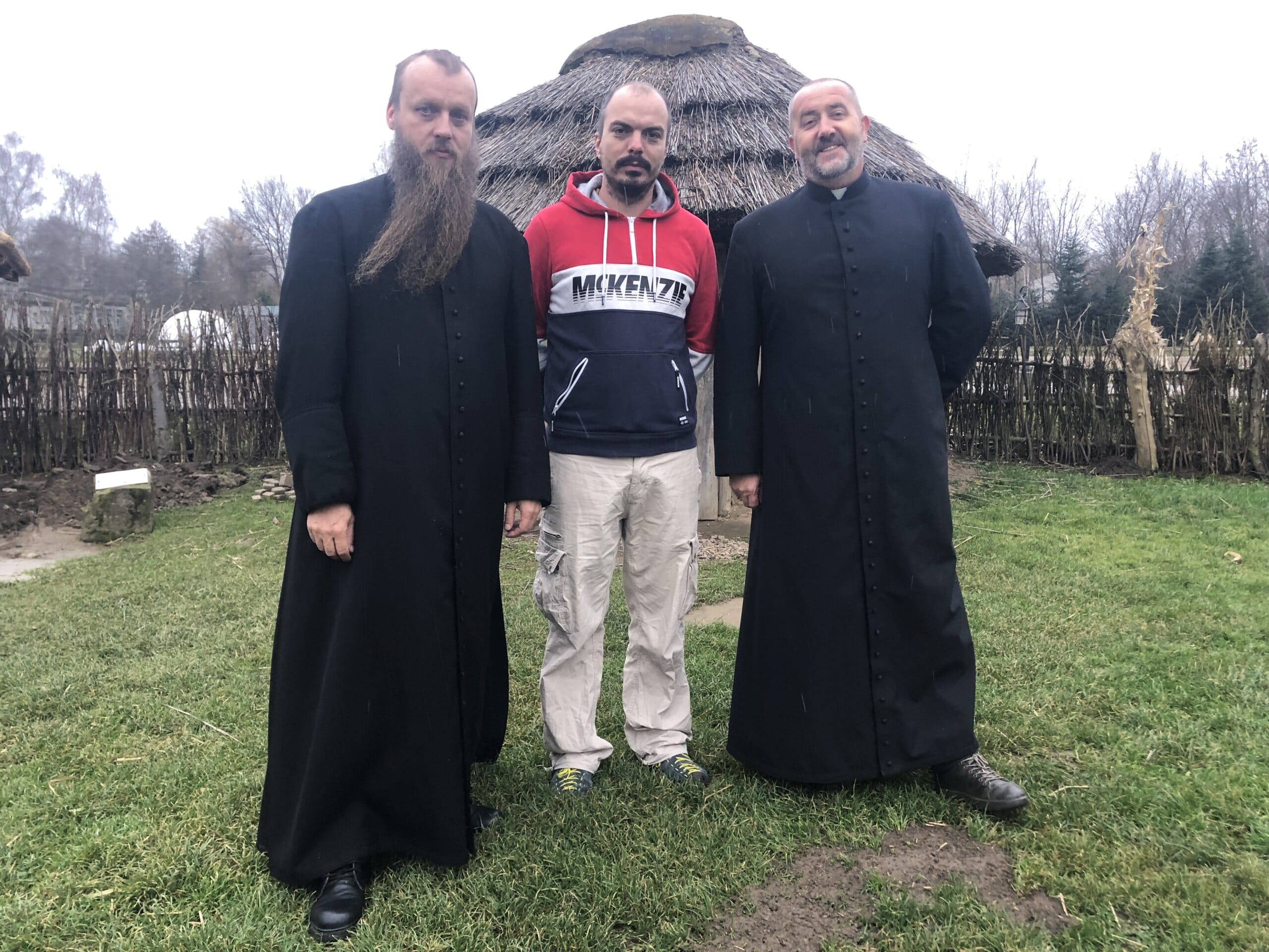 Na zdjęciu m.in. księża Roman Sikoń i Andrzej Król. Będą kręcić film o ks. Janie Czubie
