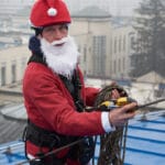 Ratownicy Grupy Poszukiwawczo-Ratowniczej z Myślenic, Grupa Poszukiwawczo-Ratownicza OSP Kęty oraz Grupa Ratownictwa Specjalnego OSP Nowy Sącz, akcja Mikołajkowa, zjazd Mikołajów z dachu