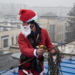 Ratownicy Grupy Poszukiwawczo-Ratowniczej z Myślenic, Grupa Poszukiwawczo-Ratownicza OSP Kęty oraz Grupa Ratownictwa Specjalnego OSP Nowy Sącz, akcja Mikołajkowa, zjazd Mikołajów z dachu