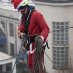 Ratownicy Grupy Poszukiwawczo-Ratowniczej z Myślenic, Grupa Poszukiwawczo-Ratownicza OSP Kęty oraz Grupa Ratownictwa Specjalnego OSP Nowy Sącz, akcja Mikołajkowa, zjazd Mikołajów z dachu