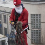 Ratownicy Grupy Poszukiwawczo-Ratowniczej z Myślenic, Grupa Poszukiwawczo-Ratownicza OSP Kęty oraz Grupa Ratownictwa Specjalnego OSP Nowy Sącz, akcja Mikołajkowa, zjazd Mikołajów z dachu