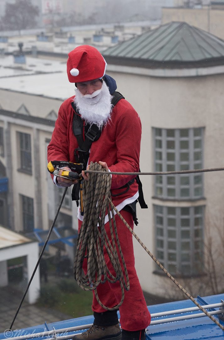 Ratownicy Grupy Poszukiwawczo-Ratowniczej z Myślenic, Grupa Poszukiwawczo-Ratownicza OSP Kęty oraz Grupa Ratownictwa Specjalnego OSP Nowy Sącz, akcja Mikołajkowa, zjazd Mikołajów z dachu